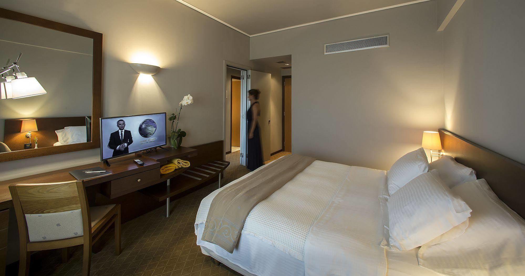 Dekelia Hotel Atenas Exterior foto